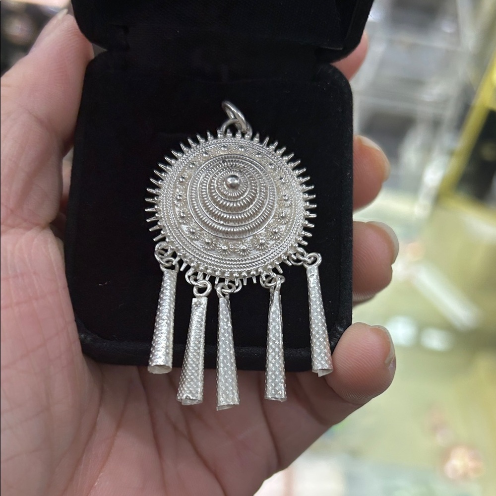 Elegant 925 Sterling Silver Pendant with Intricate Design